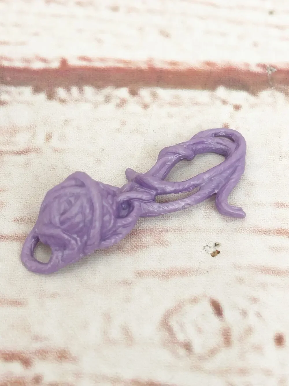 VINTAGE 1993 Littlest Pet Shop Playful Kitten Snuggling Crate Accessory Yarn